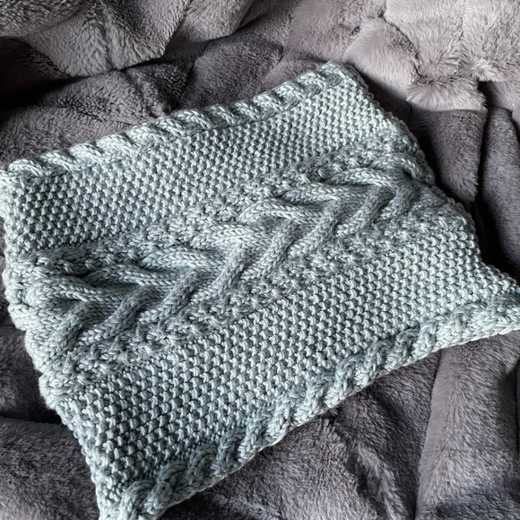 Women’s Wool Mini-Shawl - Picture 2 of 3